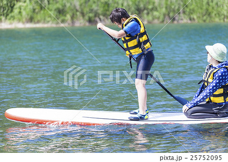 マリンスポーツをする親子 25752095