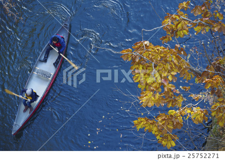 秋の川下り 25752271