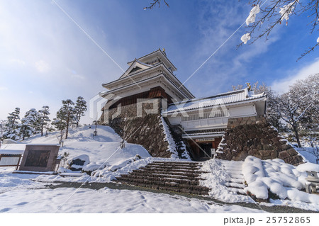 冬の上山城の風景 25752865