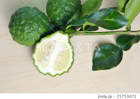 Bergamot fruit with leaf on wooden board Bergamot fruit with leaf on wooden board 25753072