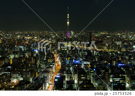 東京スカイツリーの夜景と下町の街並み 東京スカイツリーの夜景と下町の街並み 25753526