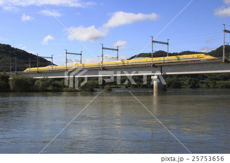 吉井川を渡るドクターイエロー 25753656