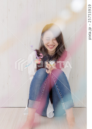 クラッカーを鳴らす女性 25753919