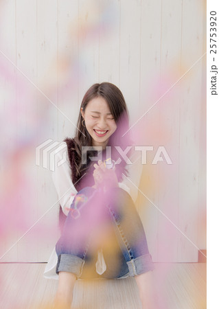 クラッカーを鳴らす女性 25753920