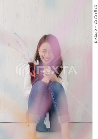 クラッカーを鳴らす女性 25753921