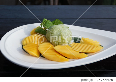 カオニャオ・マムアン（マンゴーと餅米のお菓子、Sticky Rice with Mango） 25754476