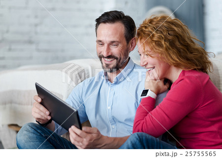 Middle-aged couple using tablet at home 25755565