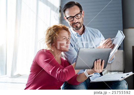 Woman using tablet with her husband 25755592