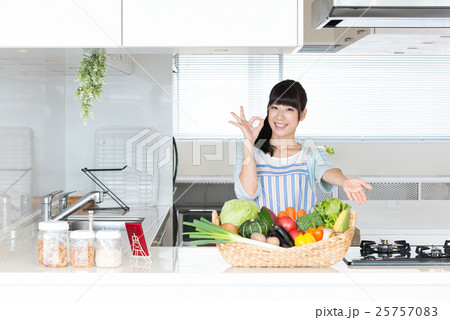 若い女性、キッチンで野菜 25757083