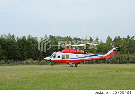離陸中の消防防災ヘリコプター 25759431