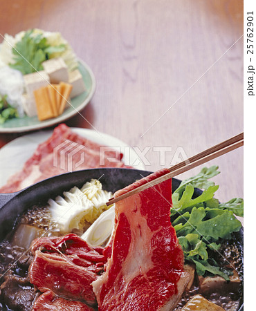 上質な和牛を使ったすき焼き 25762901