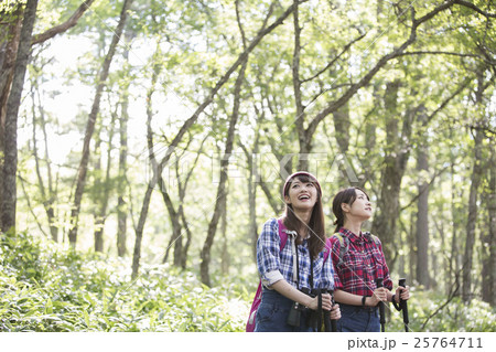 トレッキングする女性 25764711