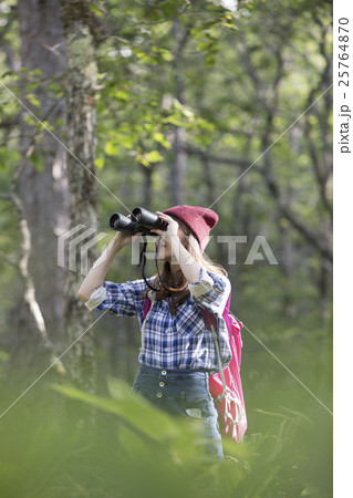 トレッキングする女性 25764870