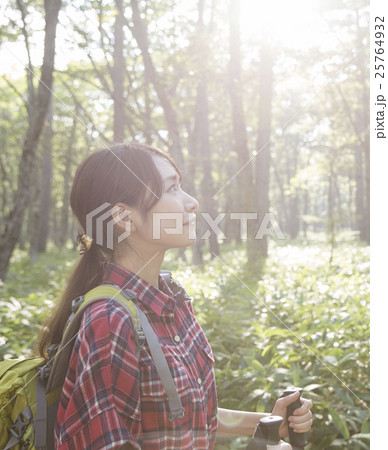 トレッキングする女性 トレッキングする女性 25764932