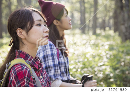 トレッキングする女性 トレッキングする女性 25764980