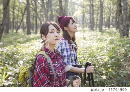トレッキングする女性 トレッキングする女性 25764990