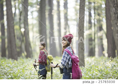 トレッキングする女性 トレッキングする女性 25765030
