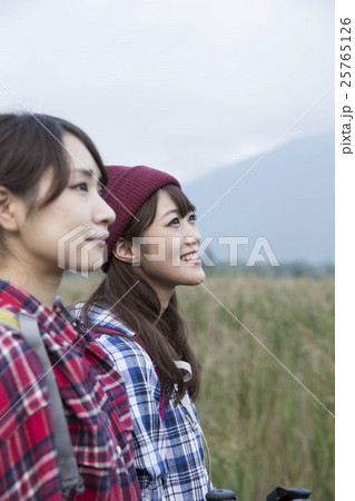 トレッキングする女性 トレッキングする女性 25765126