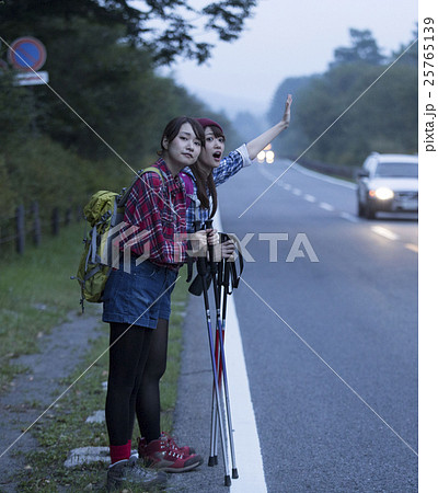 ヒッチハイクする女性 25765139