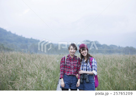 トレッキングする女性 トレッキングする女性 25765209