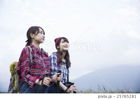 トレッキングする女性 25765281