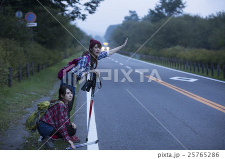 ヒッチハイクする女性 25765286