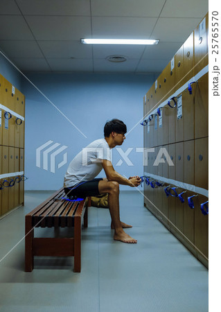 ロッカールームの男性 ロッカールームの男性 25765570