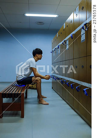 ロッカールームの男性 25765578