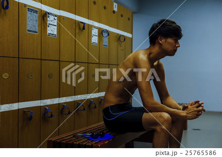 ロッカールームの水泳選手 ロッカールームの水泳選手 25765586