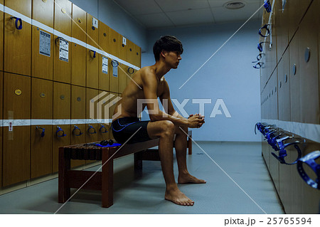 ロッカールームの水泳選手 ロッカールームの水泳選手 25765594