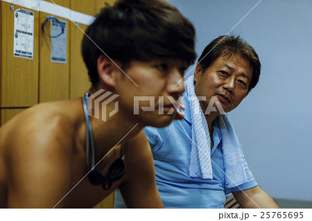 ロッカールームの選手とコーチ 25765695