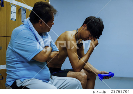 ロッカールームの選手とコーチ ロッカールームの選手とコーチ 25765704