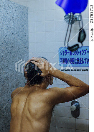 シャワー中のアスリート 25765712