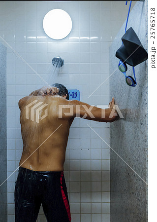 シャワー中のアスリート 25765718