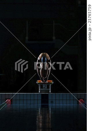 スタートに着く水泳選手 スタートに着く水泳選手 25765759