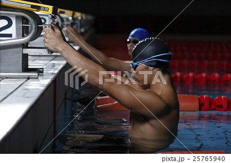 スタートに着く水泳選手達 25765940