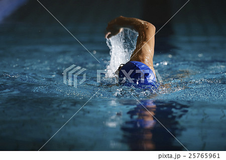 水泳選手 クロールの写真素材
