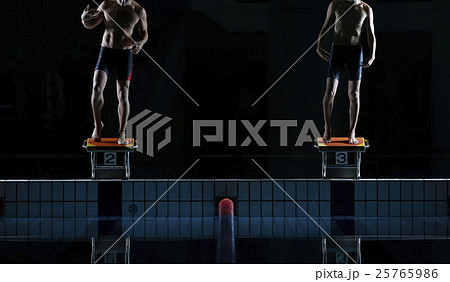 スタートに着く水泳選手達 25765986