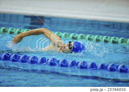 水泳選手 クロールの写真素材