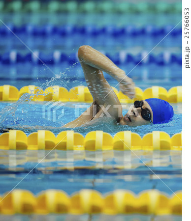 水泳選手　クロール 25766053