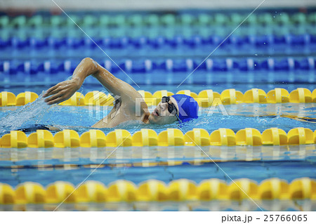 水泳選手 クロールの写真素材