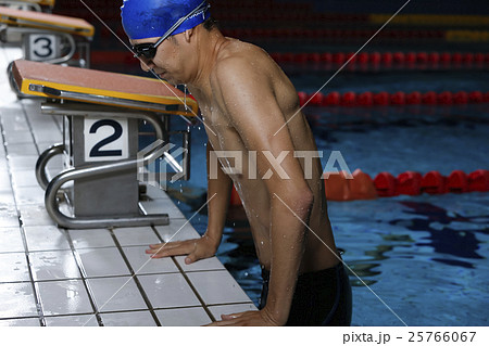 プールから上がる水泳選手の写真素材