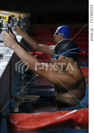 スタートに着く水泳選手達 25766093