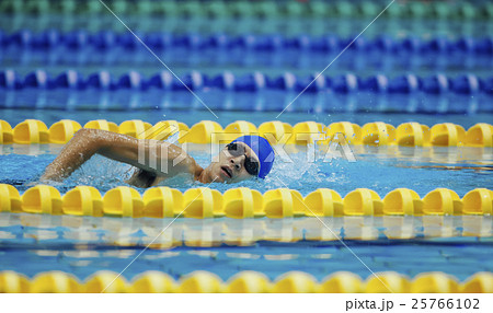水泳選手　クロール 25766102