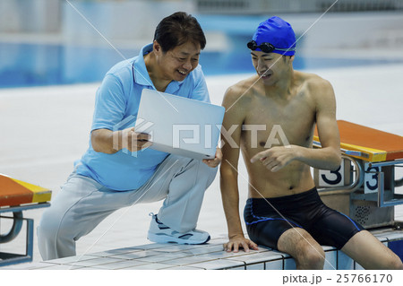 競泳選手とコーチ 競泳選手とコーチ 25766170