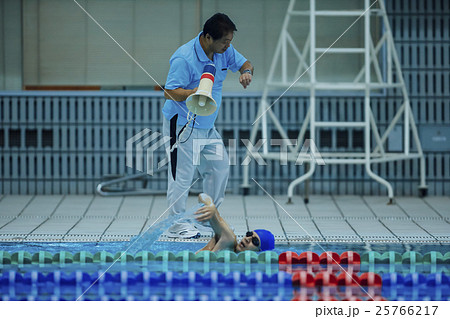 コーチと水泳選手 25766217