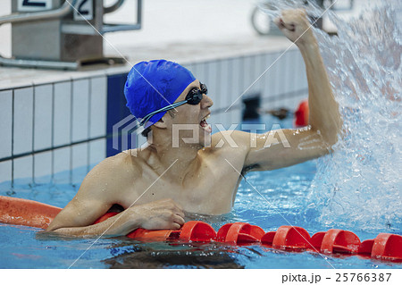 ガッツポーズ　水泳選手 25766387