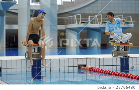 競泳選手とコーチ 競泳選手とコーチ 25766430