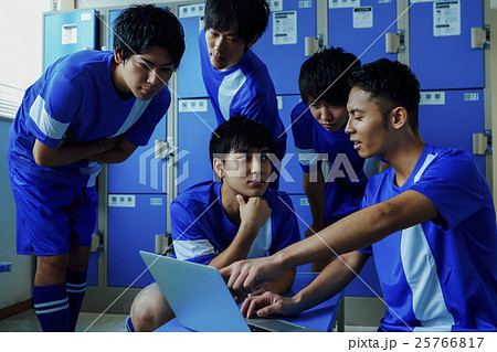 ビジネスマン　フットサル　イメージ 25766817