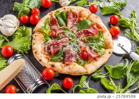 生ハムのピッツア　 Raw ham pizza Italian 25769509